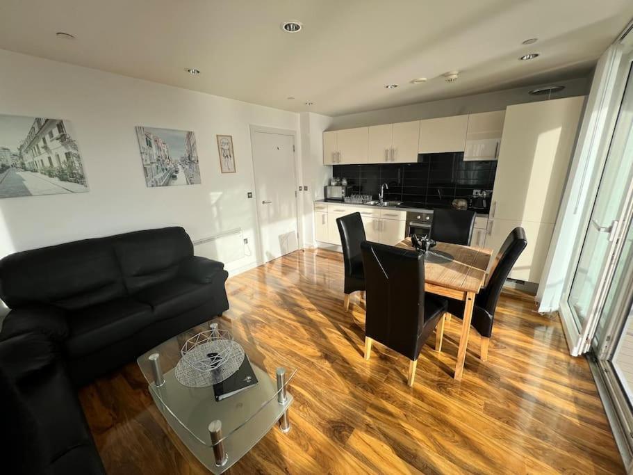 Spacious 2 Bedroom Flat Stunning Waterside View Μάντσεστερ Εξωτερικό φωτογραφία